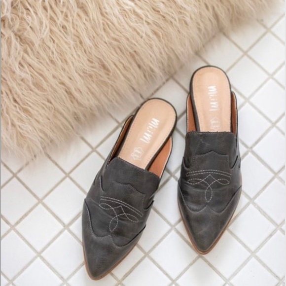 Pointy black shoes - Picture 1 of 3